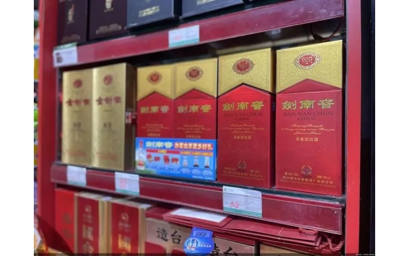 白酒淡季迎涨价潮 次高端欲冲高端局