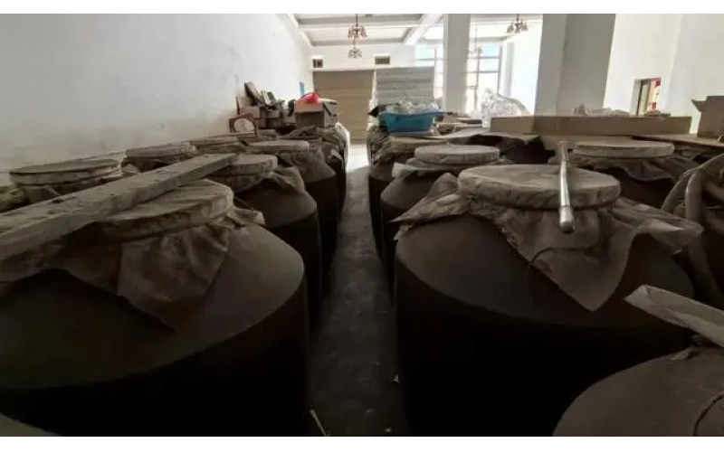 四川一居民家中储存10吨53度白酒被罚